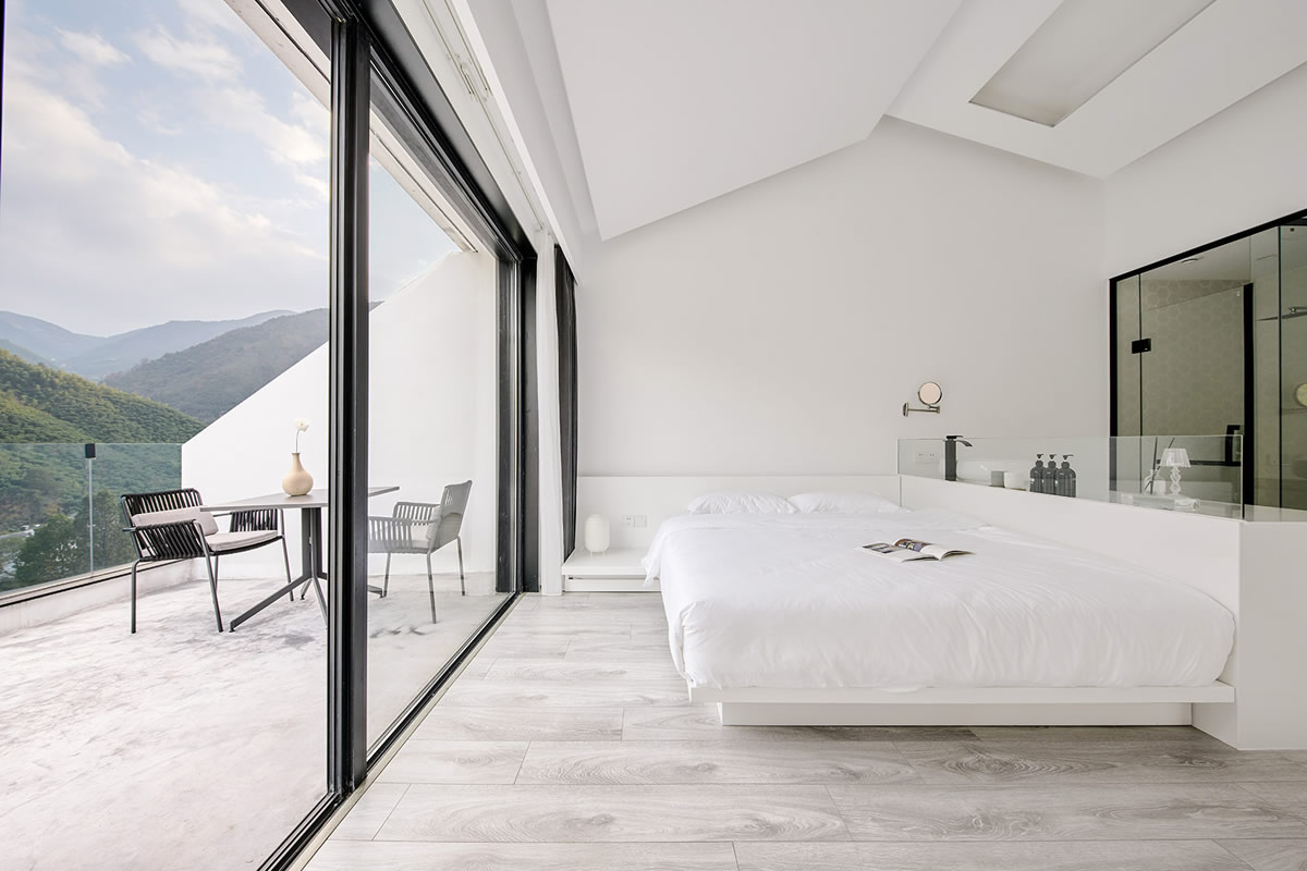 超白”客房:現(xiàn)代極簡風(fēng)民宿裝修設(shè)計(圖3) 超白”客房:現(xiàn)代極簡風(fēng)民宿裝修設(shè)計(圖3)