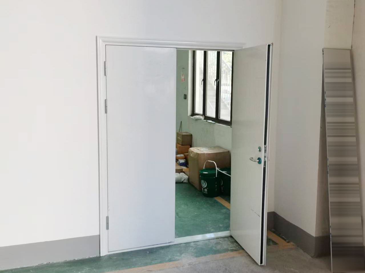 合肥徽匠機(jī)械車(chē)間廠房翻新改造項(xiàng)目案例(圖2) 防火門(mén)安裝.jpg